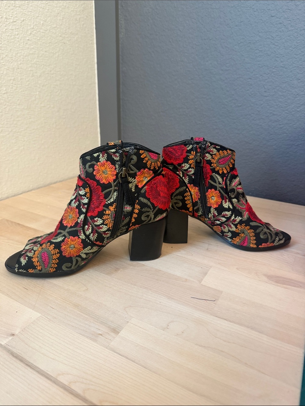 Crown Vintage embroidered peep toe boots. Size 6. - Picture 8 of 11